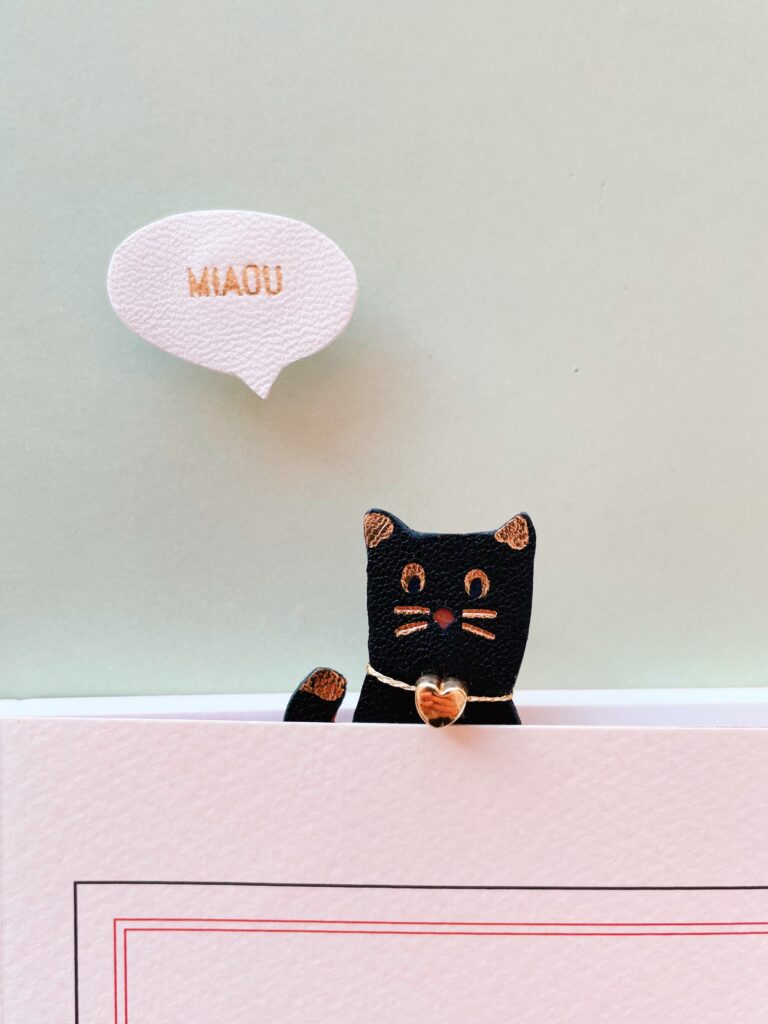 Broche chat noir en cuir upcyclé, silhouette féline avec détails dorés à chaud, création artisanale française