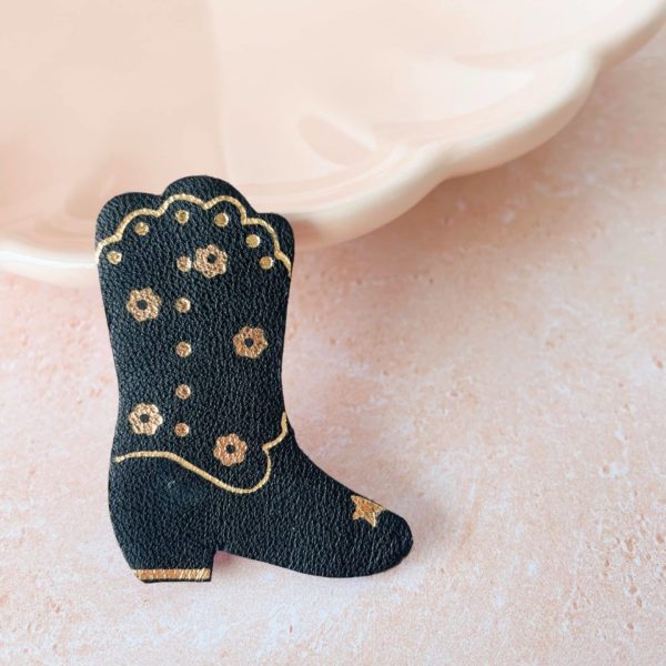 Broche bijoux santiags fleuries en cuir avec décor doré