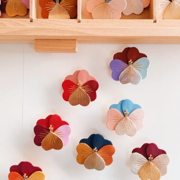 Broche pensée en cuir aux couleurs d’automne – dorure à l’or fin