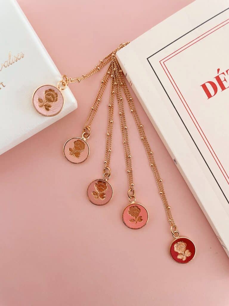 Collier Le Délicat médaillon Rosa, rose dorée à chaud, chaîne fine 45 cm