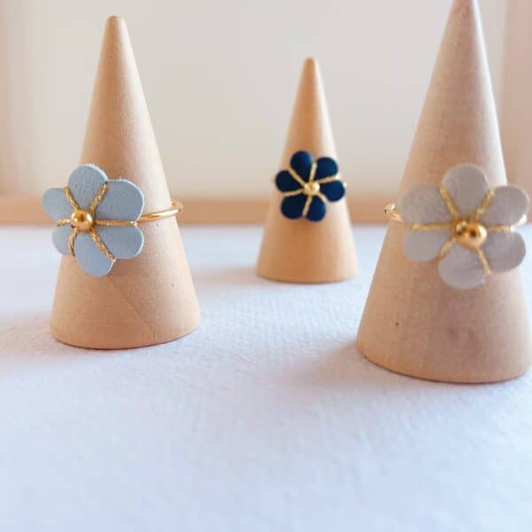 Bague Fleur de Bohème en cuir surcyclé, brodée à la main et ornée d’une perle délicate.