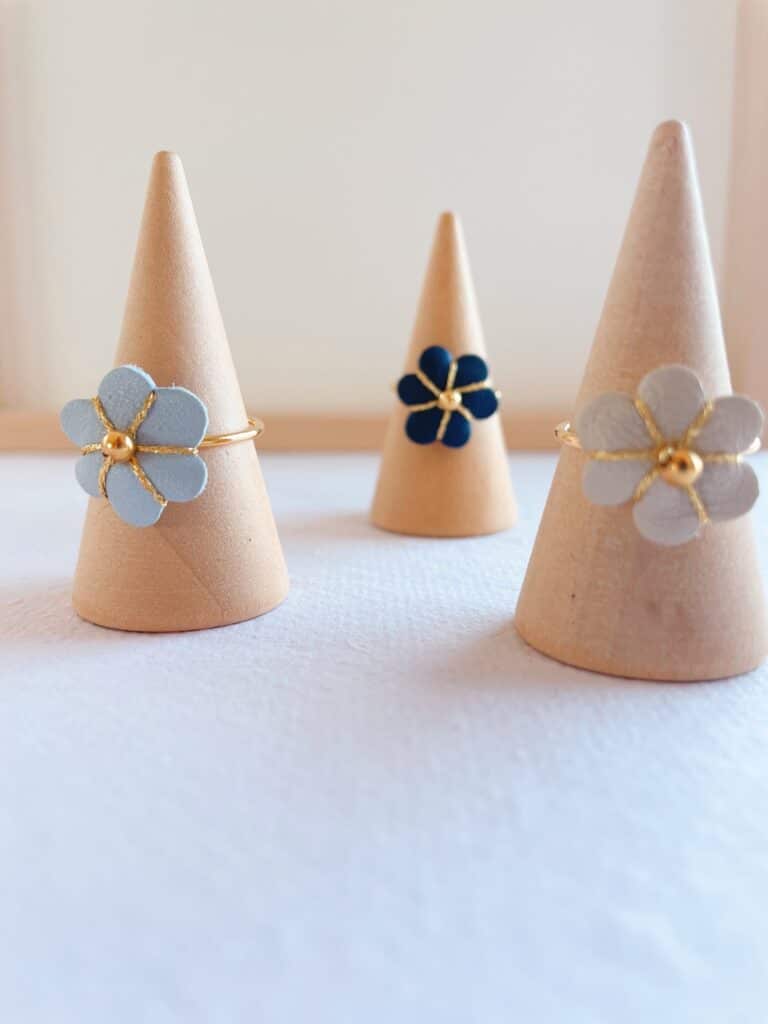 Bague Fleur de Bohème en cuir surcyclé, brodée à la main et ornée d’une perle délicate.