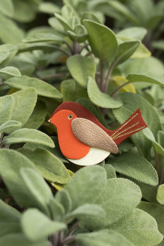 Broche en cuir représentant un rouge-gorge avec des détails dorés à chaud, confectionnée main en cuir surcyclé.