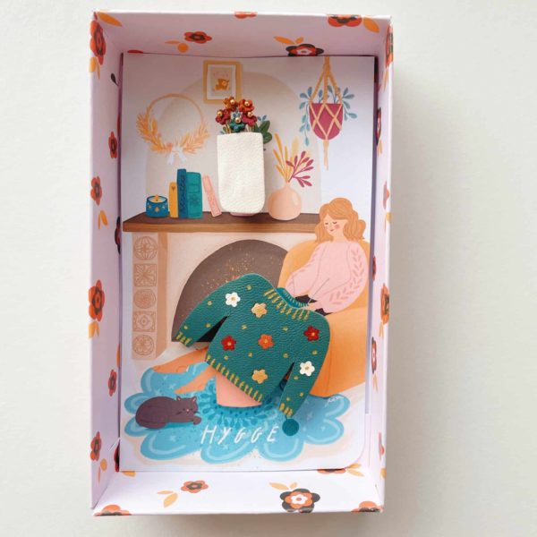 Coffret de broches artisanales illustré en édition limitée avec motifs floraux et broches poétiques pull fleuri miniaiture et mini bouquet de fleurs