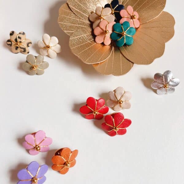 Pin’s Fleur de Bohème brodé à la main en cuir surcyclé