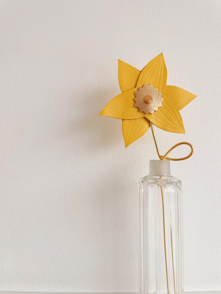 Jonquille en cuir surcyclé avec dorure à chaud, façonnée à la main. Une fleur durable et intemporelle, parfaite pour offrir ou décorer
