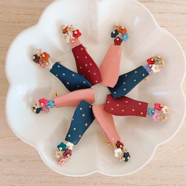 Broche bouquet de saison automne-hiver, vase bordeaux rose ancien ou bleu marine à pois dorés, fleurs multicolores et étoile dorée