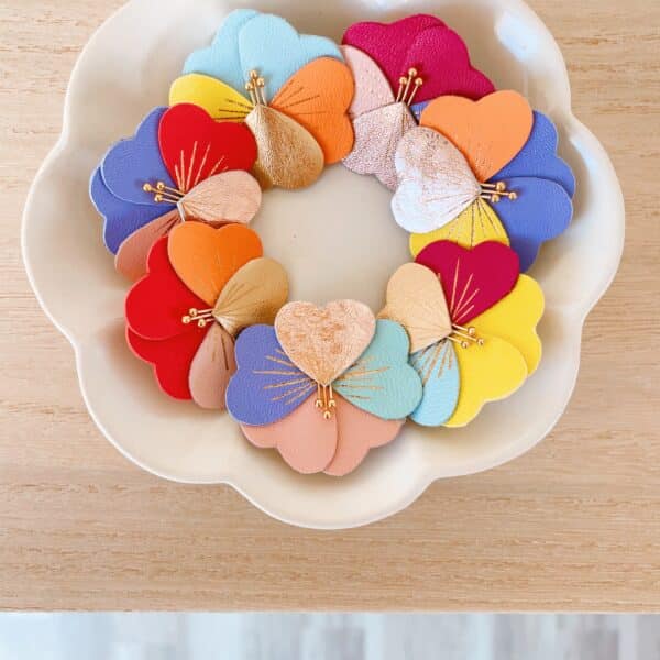 Broche pensée en cuir surcyclé, dorure à chaud, bijou floral artisanal inspiré du printemps.