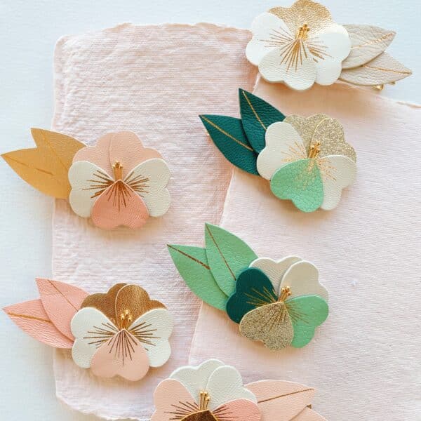 Fleur de pensée à pincer dans les cheveux, accessoire mariage et cérémonie en cuir upcyclé, fixé sur une pince dorée solide et élégante. Personnalisable