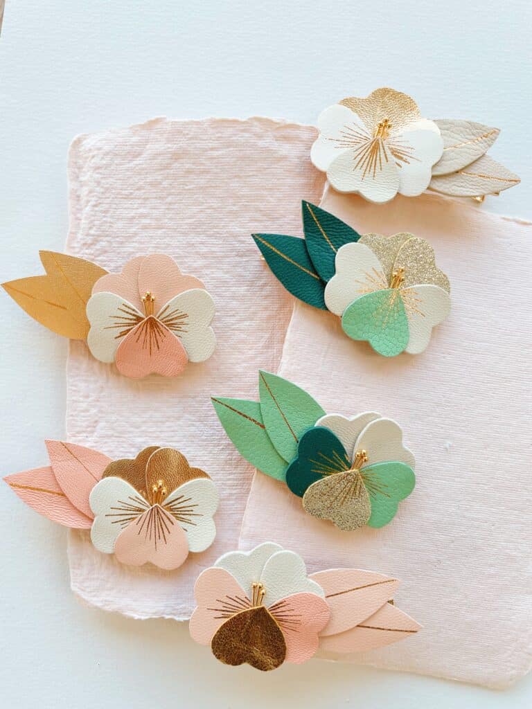Fleur de pensée à pincer dans les cheveux, accessoire mariage et cérémonie en cuir upcyclé, fixé sur une pince dorée solide et élégante. Personnalisable