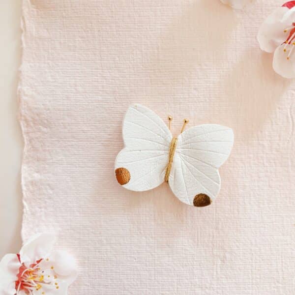Broche papillon en cuir blanc upcyclé, avec dorure à chaud, bijou délicat à porter sur veste ou blouse.