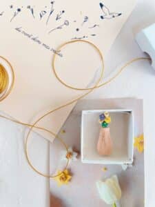 Idées cadeaux artisanaux faits main : broches fleurs, bijoux poétiques, accessoires cheveux, décorations délicates à offrir pour toutes les occasions. Pièces uniques d'artisanat d'art