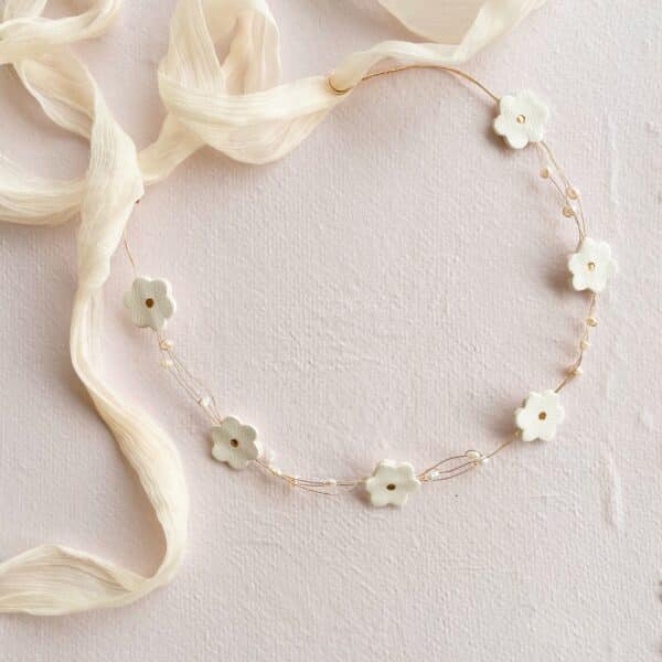 Couronne de fleurs Ingénue en cuir fait main, montée sur fil doré avec perles d’eau douce, accessoire mariage élégant et discret.