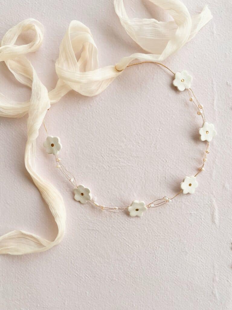 Couronne de fleurs Ingénue en cuir fait main, montée sur fil doré avec perles d’eau douce, accessoire mariage élégant et discret.