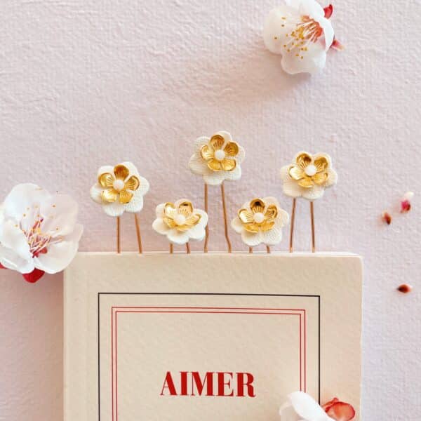 Fleurs de cheveux à piquer en cuir fait main, montées sur pics orientables, accessoire cheveux fleuri pour coiffures de mariage, communion et cérémonies en cuir upcyclé blanc ivoire et laiton doré or fin avec perle de nacre