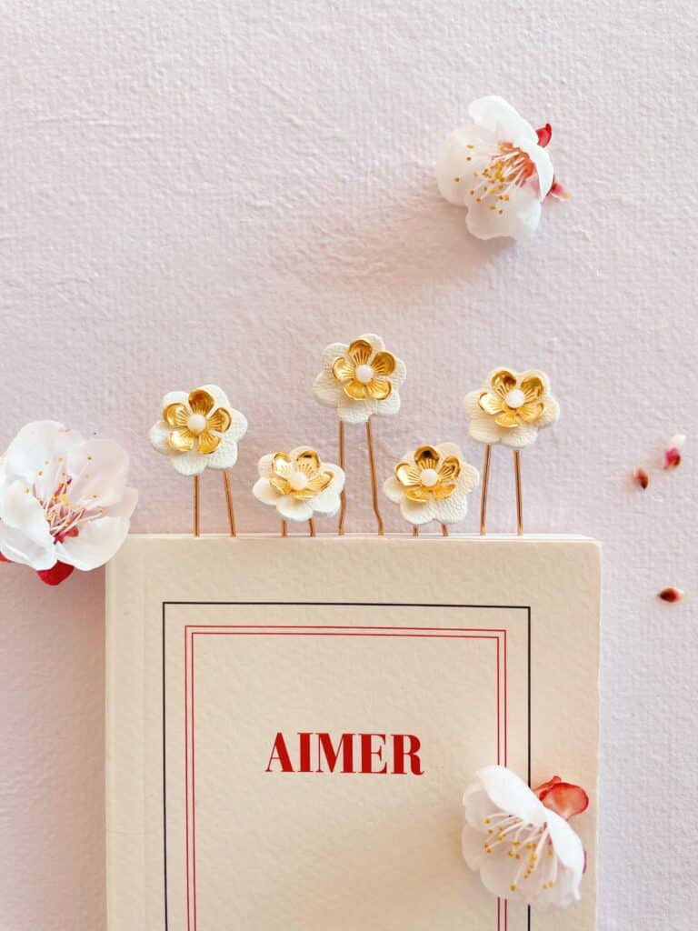 Fleurs de cheveux à piquer en cuir fait main, montées sur pics orientables, accessoire cheveux fleuri pour coiffures de mariage, communion et cérémonies en cuir upcyclé blanc ivoire et laiton doré or fin avec perle de nacre