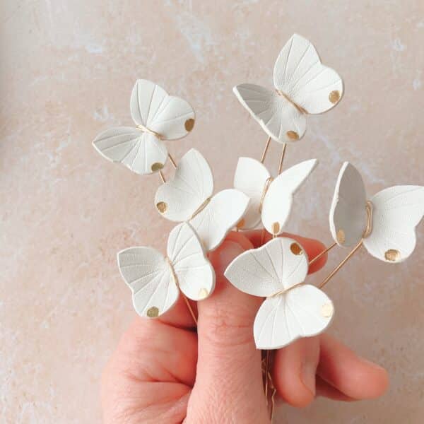 Pic à cheveux papillon en cuir upcyclé avec dorure à chaud, monté sur épingle à chignon dorée, accessoire élégant pour coiffures de mariage, communion et cérémonies.