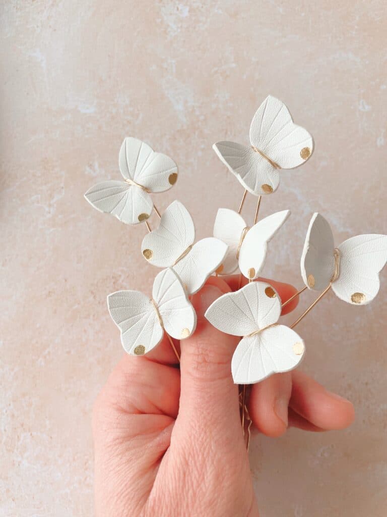 Pic à cheveux papillon en cuir upcyclé avec dorure à chaud, monté sur épingle à chignon dorée, accessoire élégant pour coiffures de mariage, communion et cérémonies.