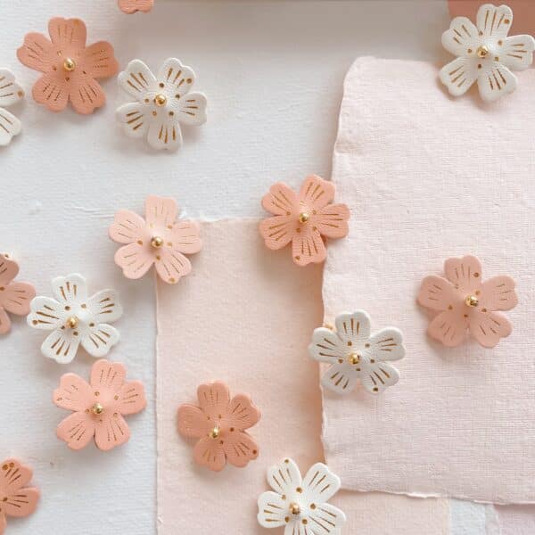 Broche fleur de cerisier en cuir fait main, avec dorure à chaud et perle dorée brodée