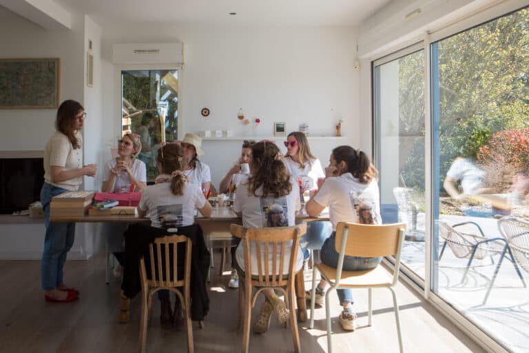 Atelier créatif sur la Côte d'Opale entre Calais et Boulogne-sur-mer, à proximité de Wissant, Wimereux, Hardelot, Wimille, Condette, Audinghen, Tardinghen, Cap Gris Nez, Cap Blanc Nez, Marquise, Coquelles, Gravelines dans le Pas de Calais. Initiation au travail du cuir dans une démarche durable. Créez votre fleur éternelle, votre bijou poétique ou fleuri, votre décoration pour la maison dans une approche slow creation et upcycling avec un artisan d'art passionné.