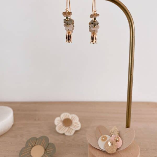 Boucles d'oreilles petite créole en laiton plaqué or façon couronnes de fleurs dans des tons de saison vert olive, beige lin, doré avec une pampille en laiton doré