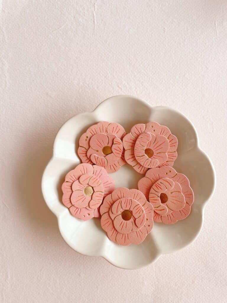Broches pivoine en cuir surcyclé rose avec détails dorés à chaud, faites main