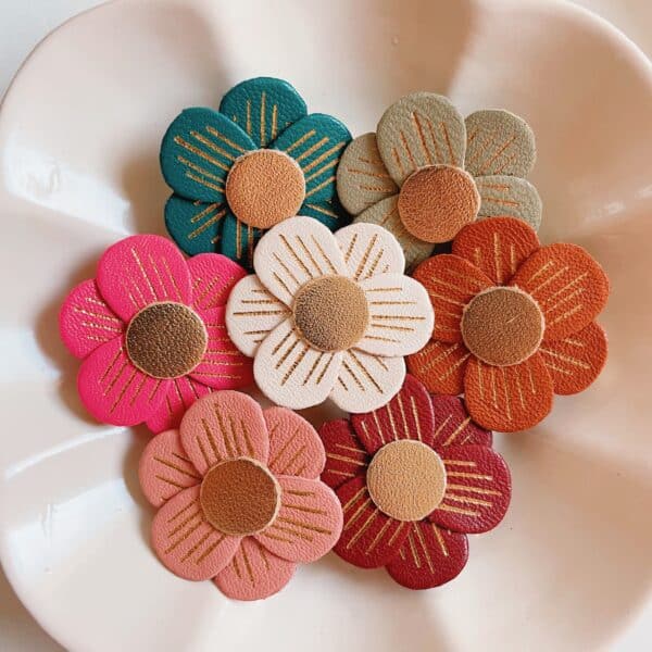 broche fleur stylisée en cuir doré à chaud, modèle La Lison