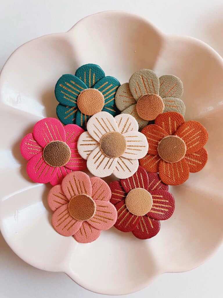 broche fleur stylisée en cuir doré à chaud, modèle La Lison