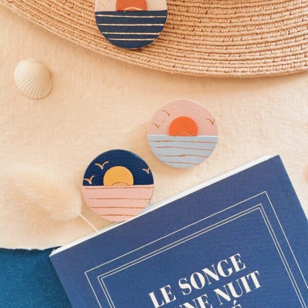 Broche en cuir représentant un coucher de soleil stylisé sur fond marin