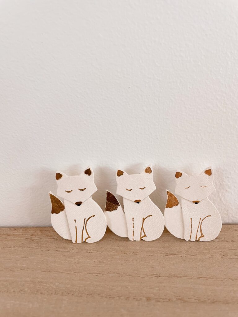 Trois broches renard blanches dorées montrant de légères variations artisanales