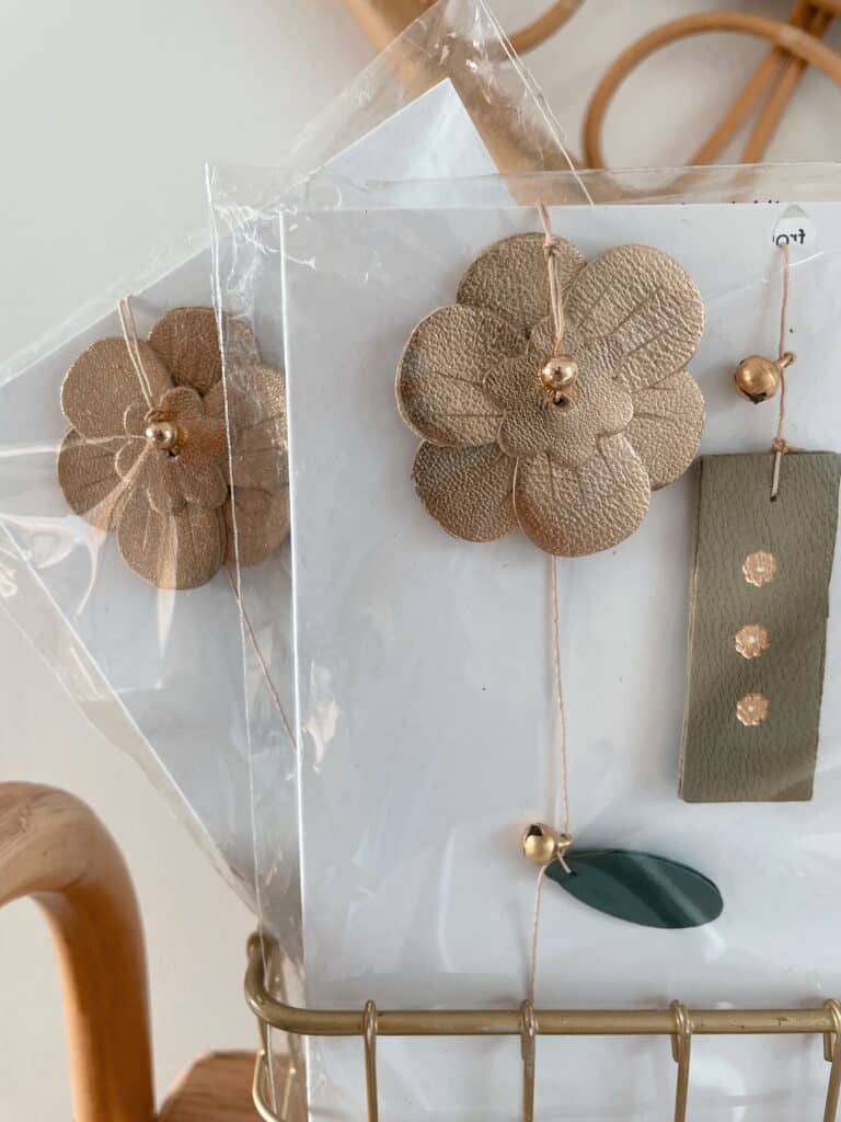Suspension florale poétique en cuir et laiton doré faite main