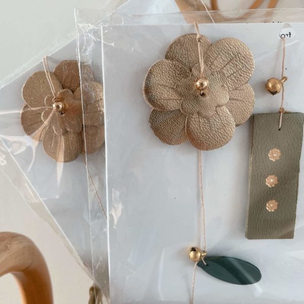 Suspension florale poétique en cuir et laiton doré faite main