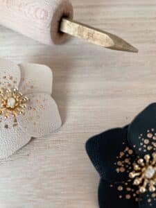 Broche rose de Noël en cuir façonnée à la main, modèle Hellébore – création artisanale