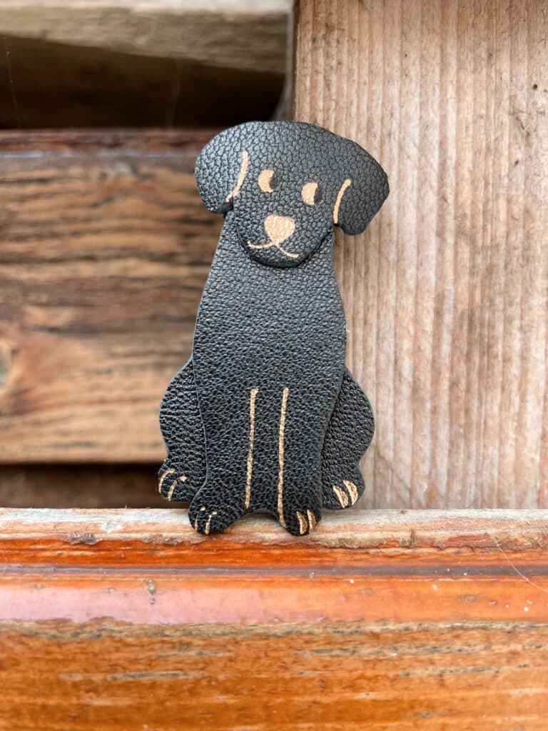 Broche chien noire artisanale en cuir avec dorure à chaud – Labrad’or