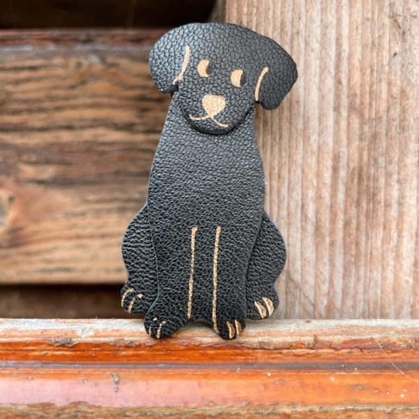 Broche chien noire artisanale en cuir avec dorure à chaud – Labrad’or