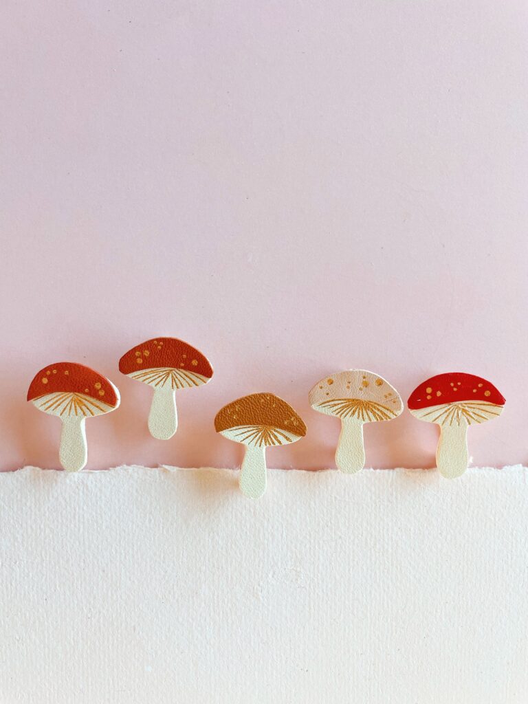 Broche champignon artisanale en cuir doré à la main