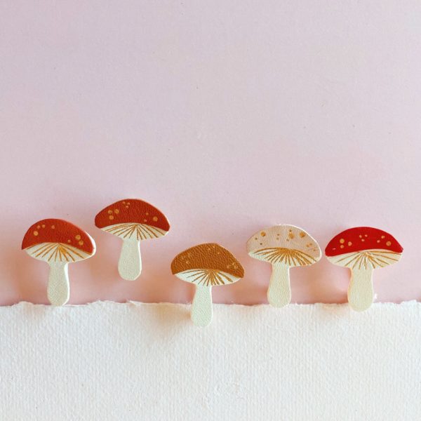 Broche champignon artisanale en cuir doré à la main