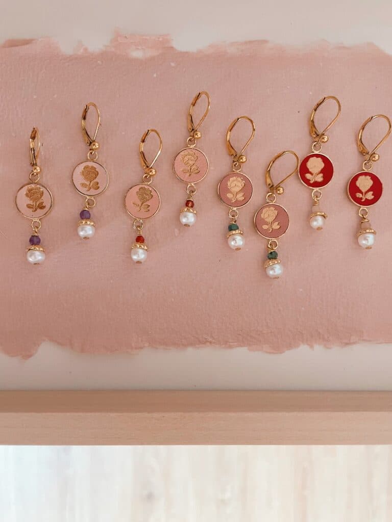 Boucles d’oreilles Rosa, médaillon rose doré, perle d’eau douce, bijou fait main