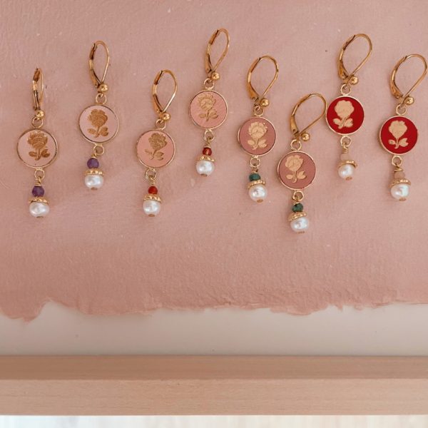 Boucles d’oreilles Rosa, médaillon rose doré, perle d’eau douce, bijou fait main